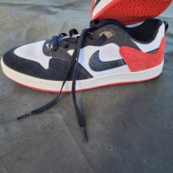 Nike Black and Red Sneakers - Picture 2 of 11